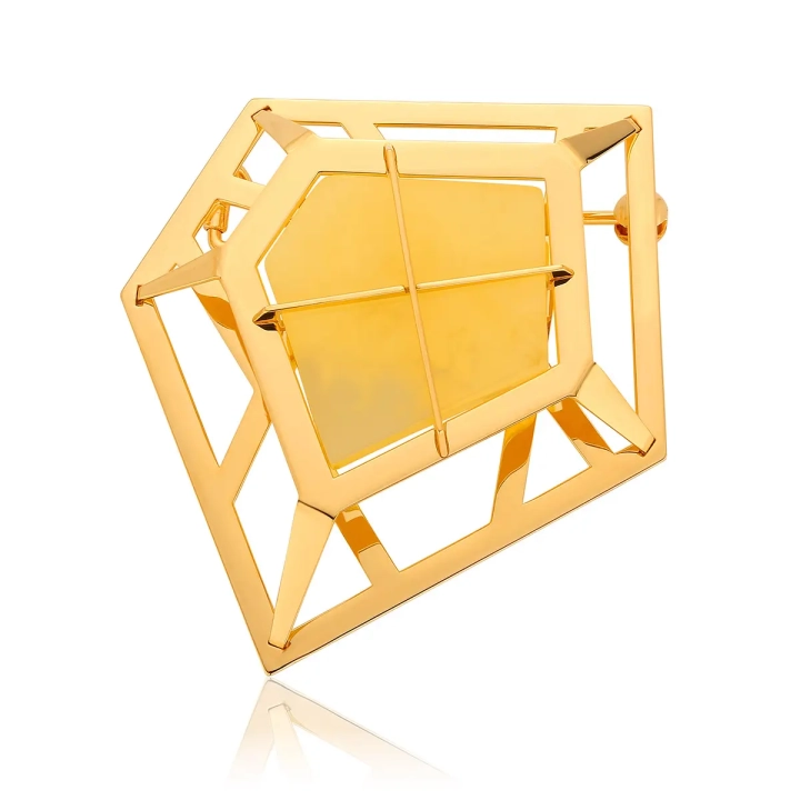 nowoczesna-bizuteria-srebrna-pozlacana-z-bursztynem-projektant-tomasz-kargul-broszka-zlota-z-bursztynem-mlecznym-polygon-lawaiia.webp